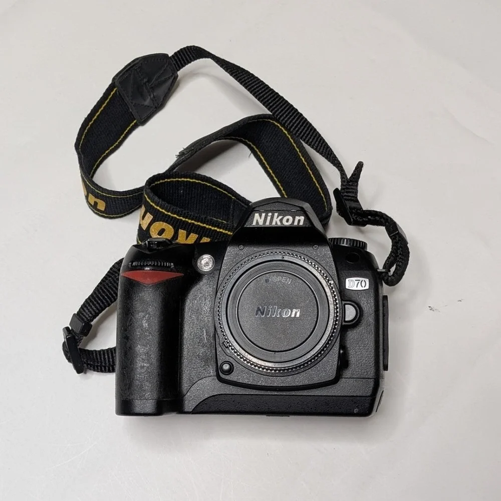 Nikon D70 6.1MP CCD DSLR Camera Body Untested No Battery Parts Repair